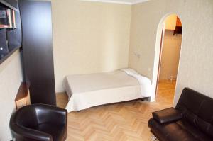 モスクワにあるCosy-2 Apartments on Kievskayaの小さなベッドルーム(ベッド1台、椅子付)