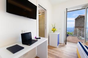 TV a/nebo společenská místnost v ubytování YourHome - Relais Loggia Li Galli