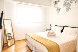 1 dormitorio con 1 cama con 2 toallas en Garage incluido! Buenos Aires - Villa Urquiza en Buenos Aires