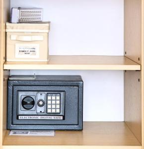 un pequeño microondas en un estante en un armario en Garage incluido! Buenos Aires - Villa Urquiza en Buenos Aires