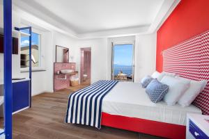 Postel nebo postele na pokoji v ubytování YourHome - Relais Loggia Li Galli