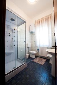La salle de bains est pourvue d'une douche, de toilettes et d'un lavabo. dans l'établissement Villa del Tramonto, à Partanna