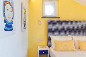 Postel nebo postele na pokoji v ubytování YourHome - Relais Loggia Li Galli