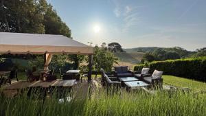 - un groupe de chaises et une table avec un parasol dans l'établissement Il Casale di Santamettole, à Barberino di Mugello