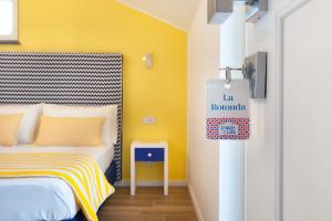 Postel nebo postele na pokoji v ubytování YourHome - Relais Loggia Li Galli