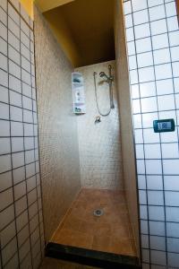 La salle de bains est pourvue d'une douche et de carrelage. dans l'établissement Villa del Tramonto, à Partanna