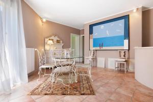 een woonkamer met een tafel en een groot scherm bij Villa Corneghe in Gargnano