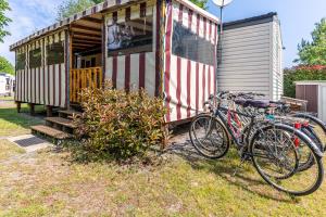 在Mobilehome au bord de l'eau内部或周边骑自行车