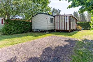 Mobilehome au bord de l'eau外面的花园