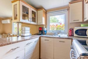 Mobilehome au bord de l'eau的厨房或小厨房