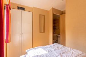 Mobilehome au bord de l'eau客房内的一张或多张床位