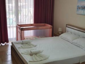 een slaapkamer met een bed met 2 kussens erop bij Kaliakria Resort "Bluesky" in Topola