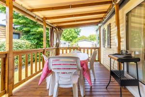 Mobilehome au bord de l'eau的阳台或露台
