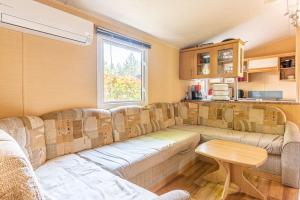 Mobilehome au bord de l'eau的厨房或小厨房