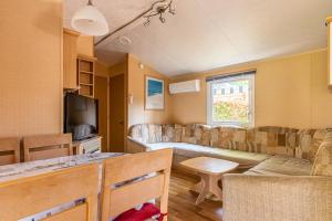 Mobilehome au bord de l'eau的休息区