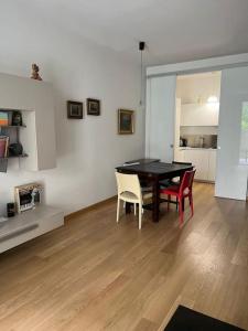 フィレンツェにあるApartment downtown Florence, moderno con giardinoのテーブルと椅子のあるダイニングルーム