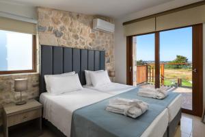 Postel nebo postele na pokoji v ubytování Sperveri Enalio Villas + 25 fotografií