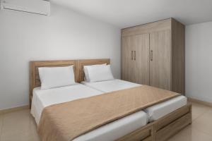 Postel nebo postele na pokoji v ubytování Sperveri Enalio Villas