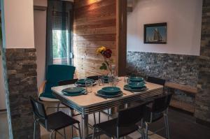 a dining room table with blue plates and chairs at Butik Apartmanház in Fonyód
