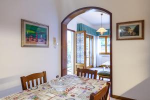 - une salle à manger avec une table et un miroir dans l'établissement Casa Umbé, à Pietrasanta