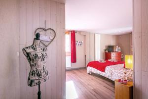 un vestido colgado en una pared en una habitación con cama en A la belle étape, en La Fouillouse