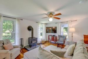 Télévision ou salle de divertissement dans l'établissement Hot Tub Soaks and Fireside Nights! Marshall Cottage