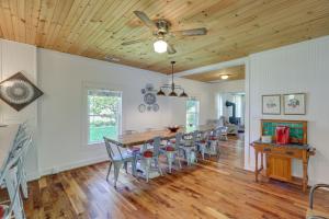 Photo de la galerie de l'établissement Hot Tub Soaks and Fireside Nights! Marshall Cottage, à Mars Hill