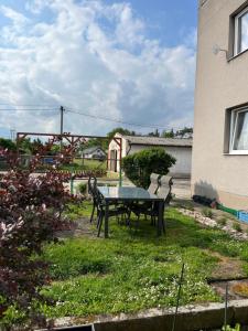 einen Tisch und Stühle in einem Hof neben einem Gebäude in der Unterkunft Apartmán Monstera in Kolín