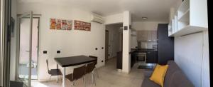 Ca' Dei Pescatori dalle spiagge Lavagna في لافانيا: غرفة معيشة مع طاولة وكراسي ومطبخ