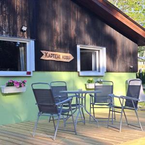 een terras met stoelen en een tafel bij Kapteni suvekodu in Laulasmaa