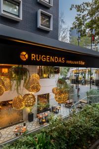 una tienda con un cartel para un restaurante en Rugendas Hotel Boutique by Time Hotel & Apartments, en Santiago