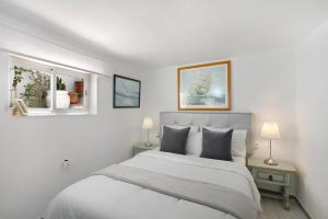 um quarto branco com uma cama e 2 janelas em Casa Karma em Arico