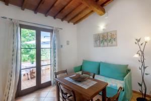 un soggiorno con un tavolo e un divano di Appartamenti i Tigli 2 a Capoliveri