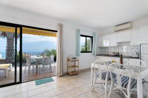 a kitchen and dining room with a view of the ocean at La Villa La Palma- 2 dormitorios A in Los Barros