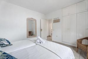 Łóżko lub łóżka w pokoju w obiekcie La Villa La Palma- 2 dormitorios A