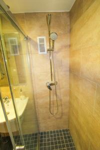 W łazience znajduje się prysznic i umywalka. w obiekcie 1 min a pie Playa San Juan - Increíbles vistas al mar - 4 habs - Gran terraza - Urbanización con piscina padel y tenis w Alicante