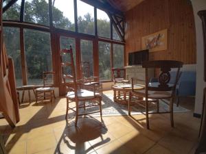 Zimmer mit Stühlen, einem Tisch und einem Kamin in der Unterkunft Gite de pernaout in Bélis