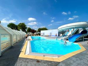 a swimming pool with a slide and a water park at Mobil home Le Denver in Noyelles-sur-Mer