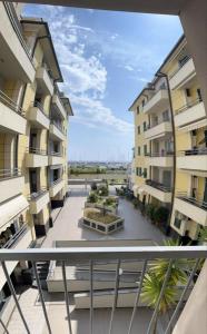 - une vue depuis le balcon d'un immeuble dans l'établissement Ca' Dei Pescatori dalle spiagge Lavagna, à Lavagna