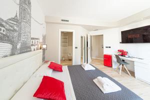 A television and/or entertainment centre at Eleonore Elegant Rooms