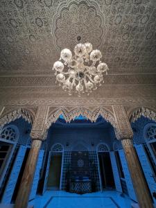 una lámpara de araña colgando del techo de un edificio en Riad Del Rey en Rabat