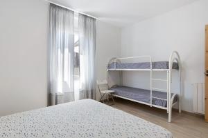 - une chambre avec des lits superposés et une fenêtre dans l'établissement Appartamento 4, à Ameglia