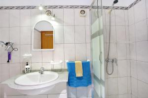 Un baño con lavabo y ducha en Cantinho Solpraia, en Porto Santo 14 fotos más
