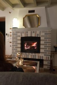 un soggiorno con camino in mattoni e specchio di Maison de campagne à Conie-Molitard (1h30 de Paris) a Conie-Molitard Altre 42 foto