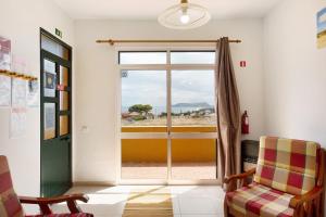 Habitación con una puerta corredera de cristal con vistas en Cantinho Solpraia, en Porto Santo