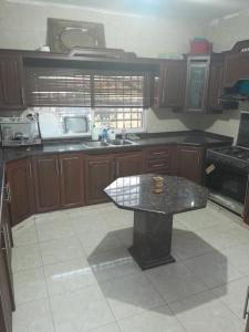Kuchyňa alebo kuchynka v ubytovaní منزل ابو يوسف القضاه