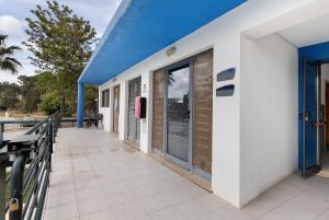 Estúdio no Palmela Village في كينتا دو أنجو: مبنى مع شرفة مع سقف أزرق