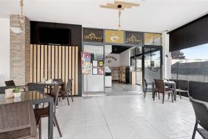 Estúdio no Palmela Village في كينتا دو أنجو: غرفة طعام مع طاولات وكراسي ومطعم