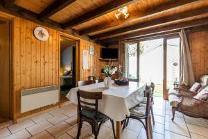 eine Küche und ein Esszimmer mit Tisch und Stühlen in der Unterkunft Villa Terre Océan Côte Atlantique 4 in Soulac-sur-Mer