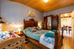 ein Schlafzimmer mit großem Bett und ein Esszimmer in der Unterkunft Villa Terre Océan Côte Atlantique 4 in Soulac-sur-Mer
